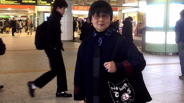 Seiko Oki ist heute 69 und kennt noch immer ihre Protestlieder aus den 60er Jahren, die sie im Bahnhof Shinjuku sangen. Sie trägt eine Tasche mit dem Schriftzug "Kein Krieg".