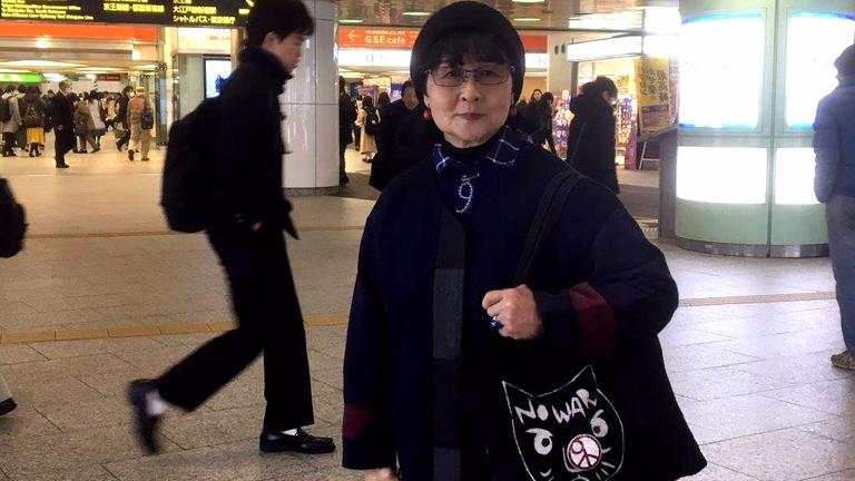 Seiko Oki ist heute 69 und kennt noch immer ihre Protestlieder aus den 60er Jahren, die sie im Bahnhof Shinjuku sangen. Sie trägt eine Tasche mit dem Schriftzug "Kein Krieg". Seiko Oki ist heute 69 und kennt noch immer ihre Protestlieder aus den 60er Jahren, die sie im Bahnhof Shinjuku sangen. Sie trägt eine Tasche mit dem Schriftzug "Kein Krieg".