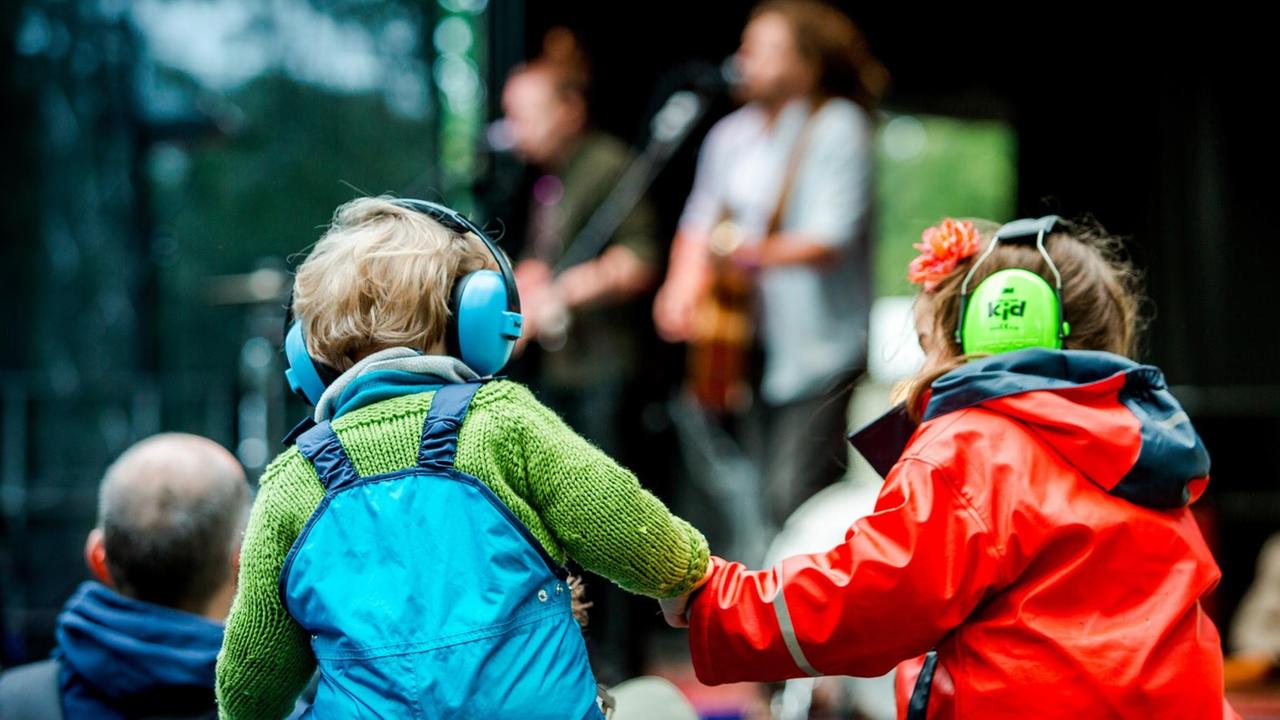 Kinder auf dem Festival "A Summer's Tale" bei Lüneburg, 2016. Kinder auf dem Festival "A Summer's Tale" bei Lüneburg, 2016.