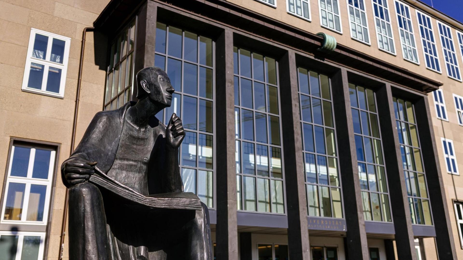 Der fast menschenleere Eingang der Albertus Magnus Universität zu Köln, die als Reaktion auf die Corona-Krise erstmals in ihrer Geschichte ein Online-Semester startet. Der fast menschenleere Eingang der Albertus Magnus Universität zu Köln, die als Reaktion auf die Corona-Krise erstmals in ihrer Geschichte ein Online-Semester startet.