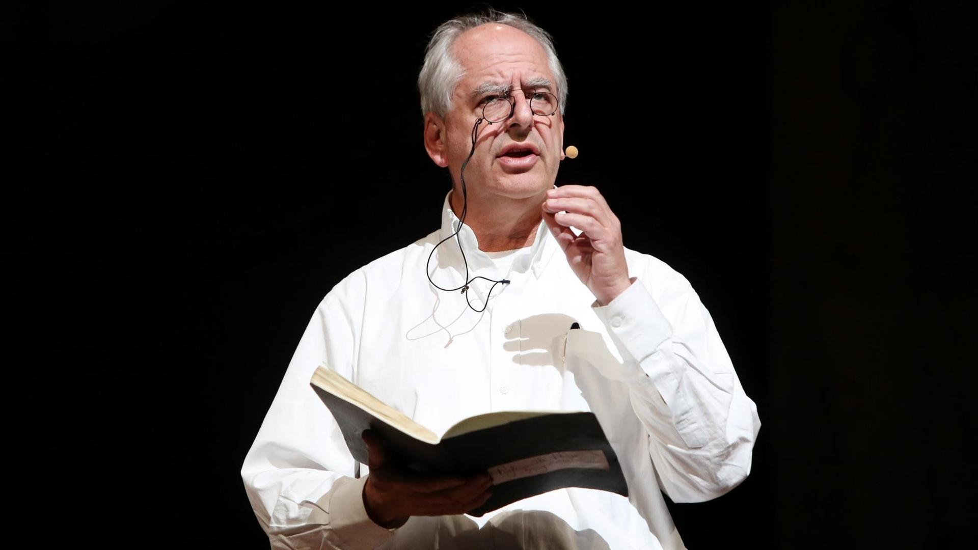 Der südafrikanische Multimedia-Künstler William Kentridge steht am 30.01.2014 bei einer Fotoprobe des Theaterstücks "Drawing Lessons / Refuse the Hour" im Schauspielhaus in Hamburg auf der Bühne. Der südafrikanische Multimedia-Künstler William Kentridge steht am 30.01.2014 bei einer Fotoprobe des Theaterstücks "Drawing Lessons / Refuse the Hour" im Schauspielhaus in Hamburg auf der Bühne.