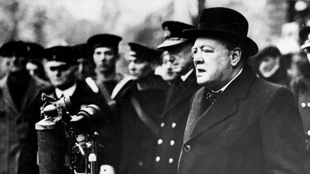 Winston Churchill redet vor Marinesoldaten bei der Horse Guards Parade in London im Jahr 1940.