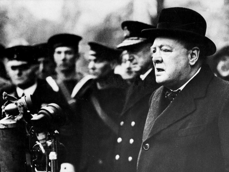 Winston Churchill redet vor Marinesoldaten bei der Horse Guards Parade in London im Jahr 1940.