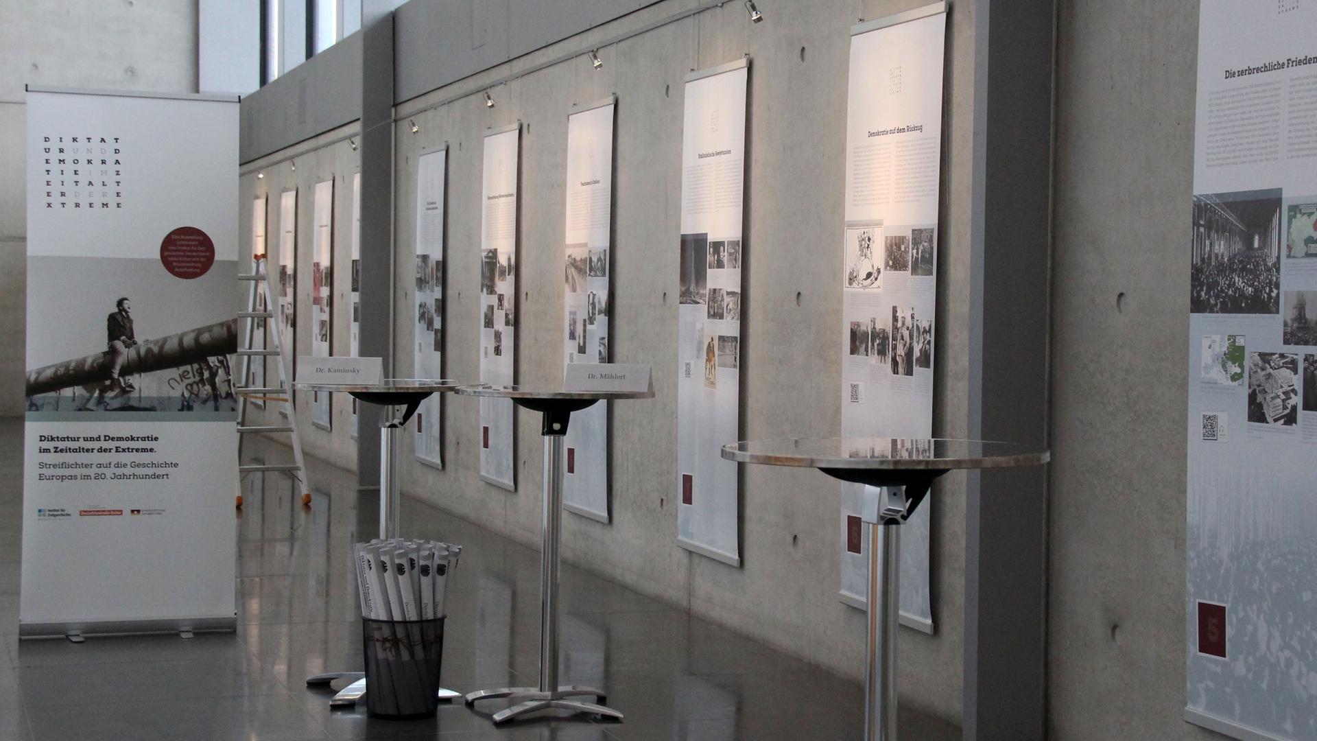 Blick in die Ausstellung "Diktatur und Demokratie im Zeitalter der Extreme - Streiflichter auf die Geschichte Europas im 20. Jahrhundert" im Paul-Löbe-Haus Blick in die Ausstellung "Diktatur und Demokratie im Zeitalter der Extreme - Streiflichter auf die Geschichte Europas im 20. Jahrhundert" im Paul-Löbe-Haus