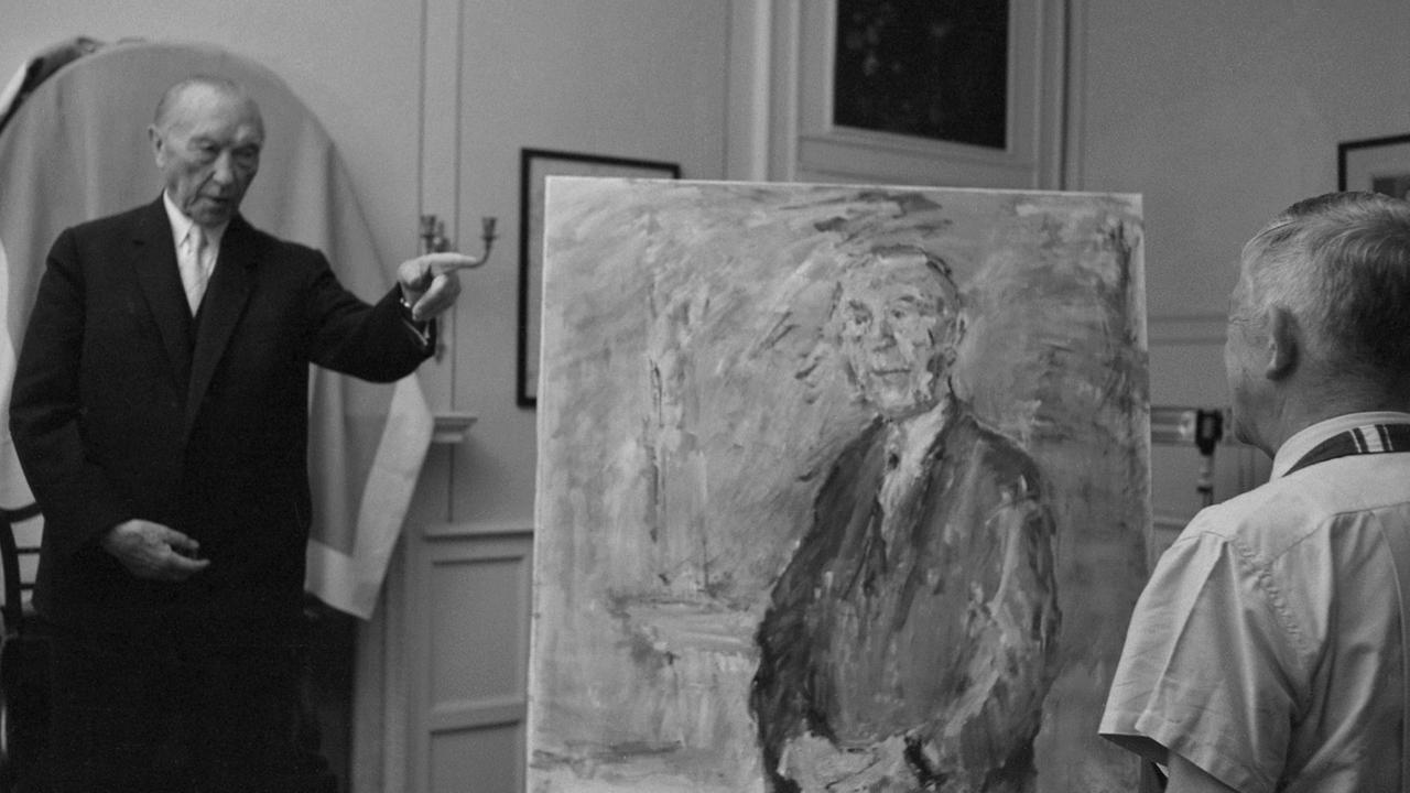 Oskar Kokoschka (r.), Maler, Dichter, Grafiker, malt Konrad Adenauer, CDU-Politiker und Alt-Bundeskanzler, der mit ausgestrecktem Arm und Zeigefinger auf Kokoschka deutet.