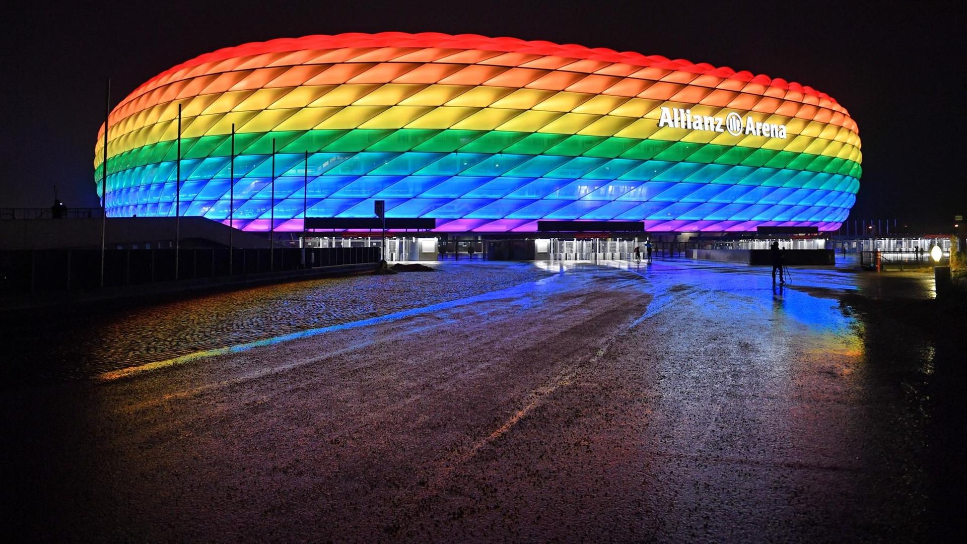 Die Allianz Arena München leuchtet in den Regenbogenfarben