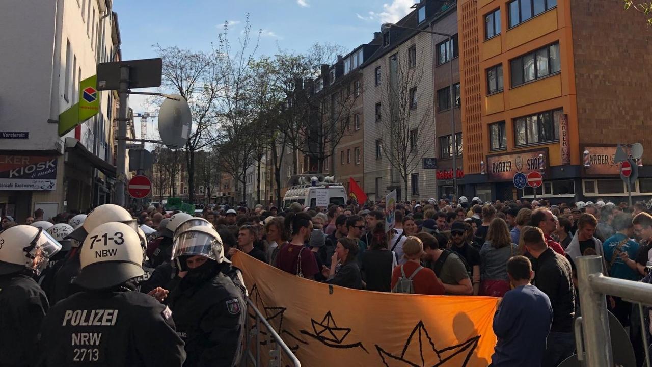 Demonstranten haben sich in Köln-Kalk, einem Stadtteil, in dem viele Migranten leben, zusammengefunden. Demonstranten haben sich in Köln-Kalk, einem Stadtteil, in dem viele Migranten leben, zusammengefunden.