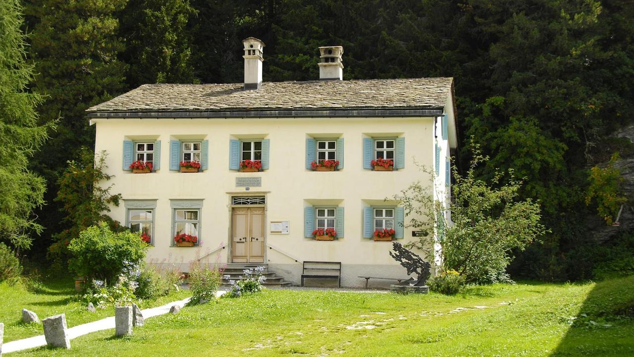 Das Nietzsche-Haus in Sils Maria von außen im Sommer Das Nietzsche-Haus in Sils Maria von außen im Sommer