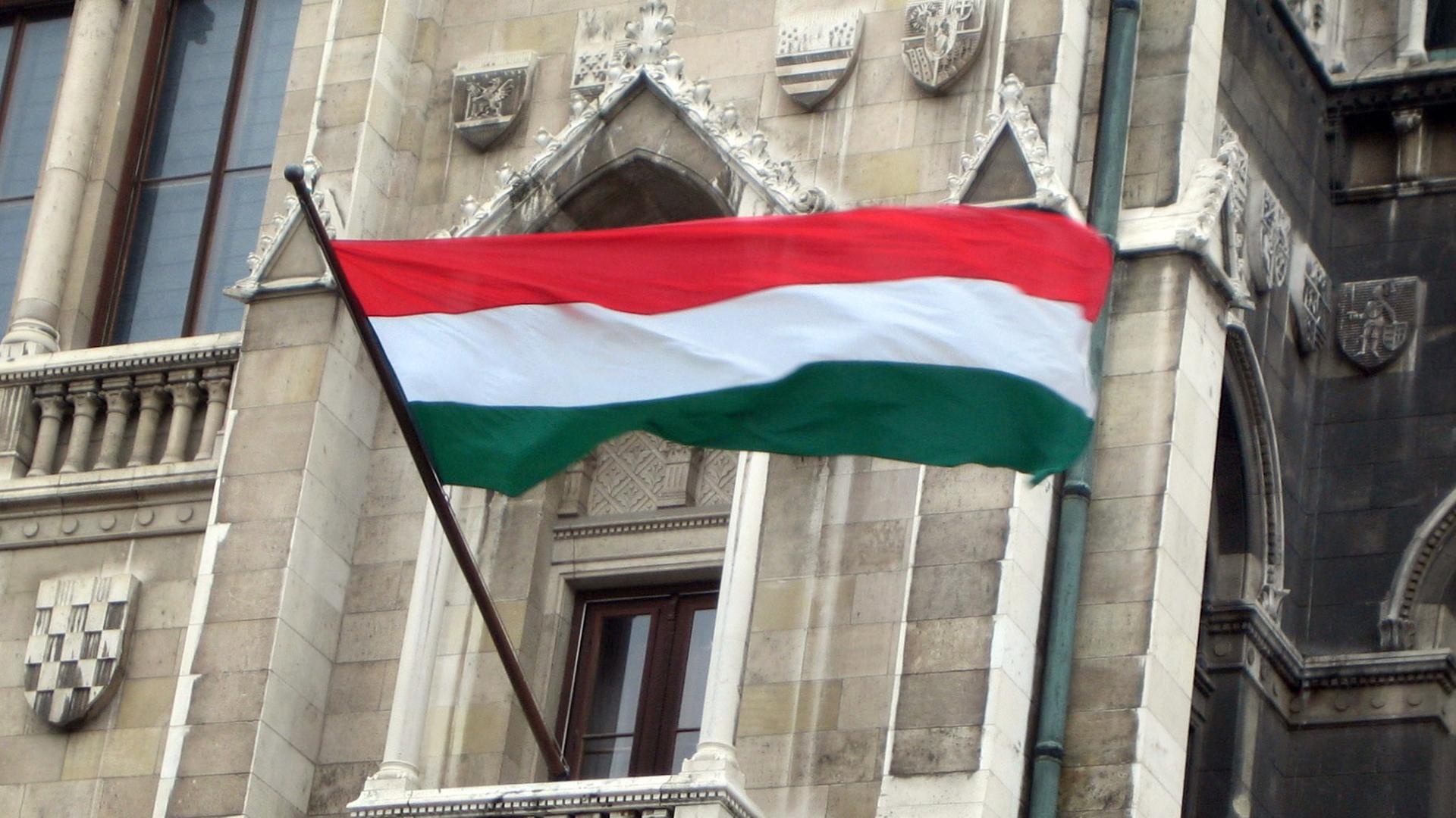 Eine ungarische Nationalflagge am Parlamentsgebäude in Budapest (Ungarn)