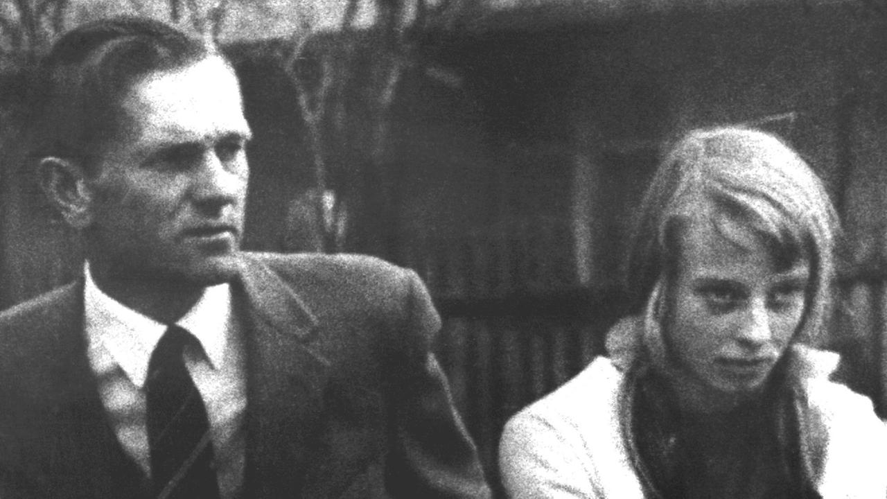 Pfarrer Oskar Brüsewitz mit seiner Tochter Dorothea in einer undatierten Aufnahme Pfarrer Oskar Brüsewitz mit seiner Tochter Dorothea in einer undatierten Aufnahme