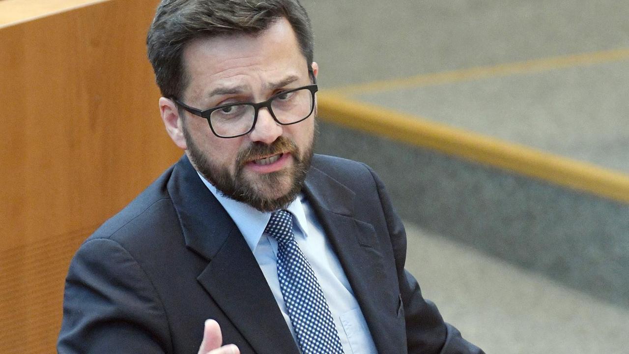 3.06.2018, Nordrhein-Westfalen, Düsseldorf: Thomas Kutschaty (SPD), Vorsitzender der SPD Fraktion, spricht im Landtag. 3.06.2018, Nordrhein-Westfalen, Düsseldorf: Thomas Kutschaty (SPD), Vorsitzender der SPD Fraktion, spricht im Landtag.