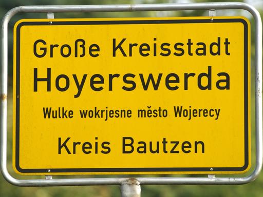 Das Ortseingangsschild von Hoyerswerda, aufgenommen am 30.08.2013 in Hoyerswerda (Sachsen). Rund 31000 Wahlberechtigte können am 01.09.2013 in Hoyerswerda ihren Oberbürgermeister neu bestimmen
