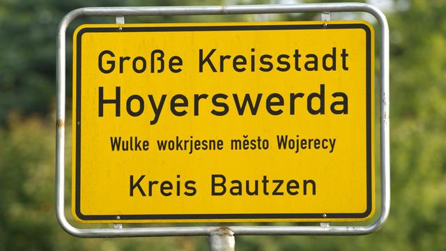 Das Ortseingangsschild von Hoyerswerda, aufgenommen am 30.08.2013 in Hoyerswerda (Sachsen). Rund 31000 Wahlberechtigte können am 01.09.2013 in Hoyerswerda ihren Oberbürgermeister neu bestimmen