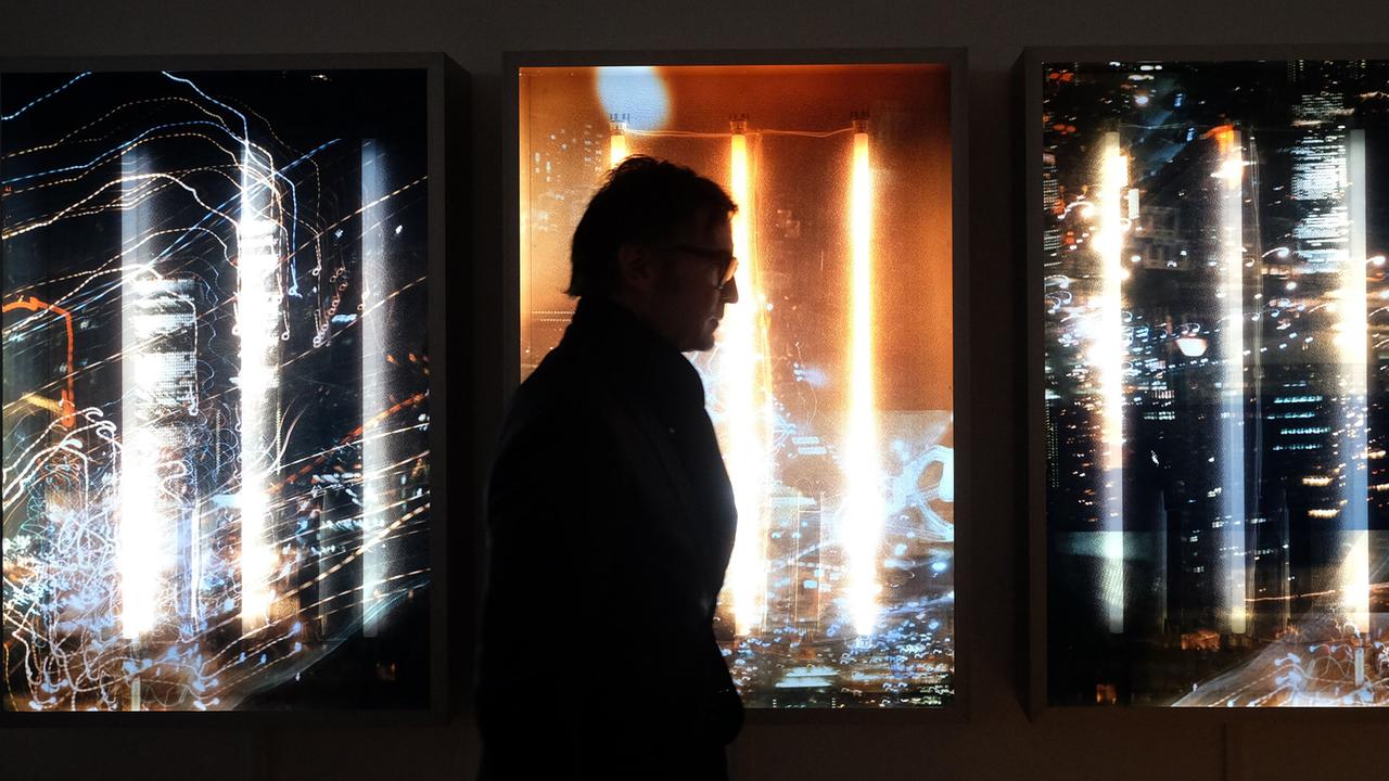 Mischa Kuball im Kunstmuseum in Celle vor seiner Installation "Chicago". Mischa Kuball im Kunstmuseum in Celle vor seiner Installation "Chicago".