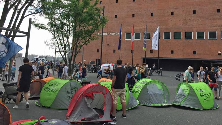 Protesten mit Zelten für die geplanten Camps der Gipfelgegner