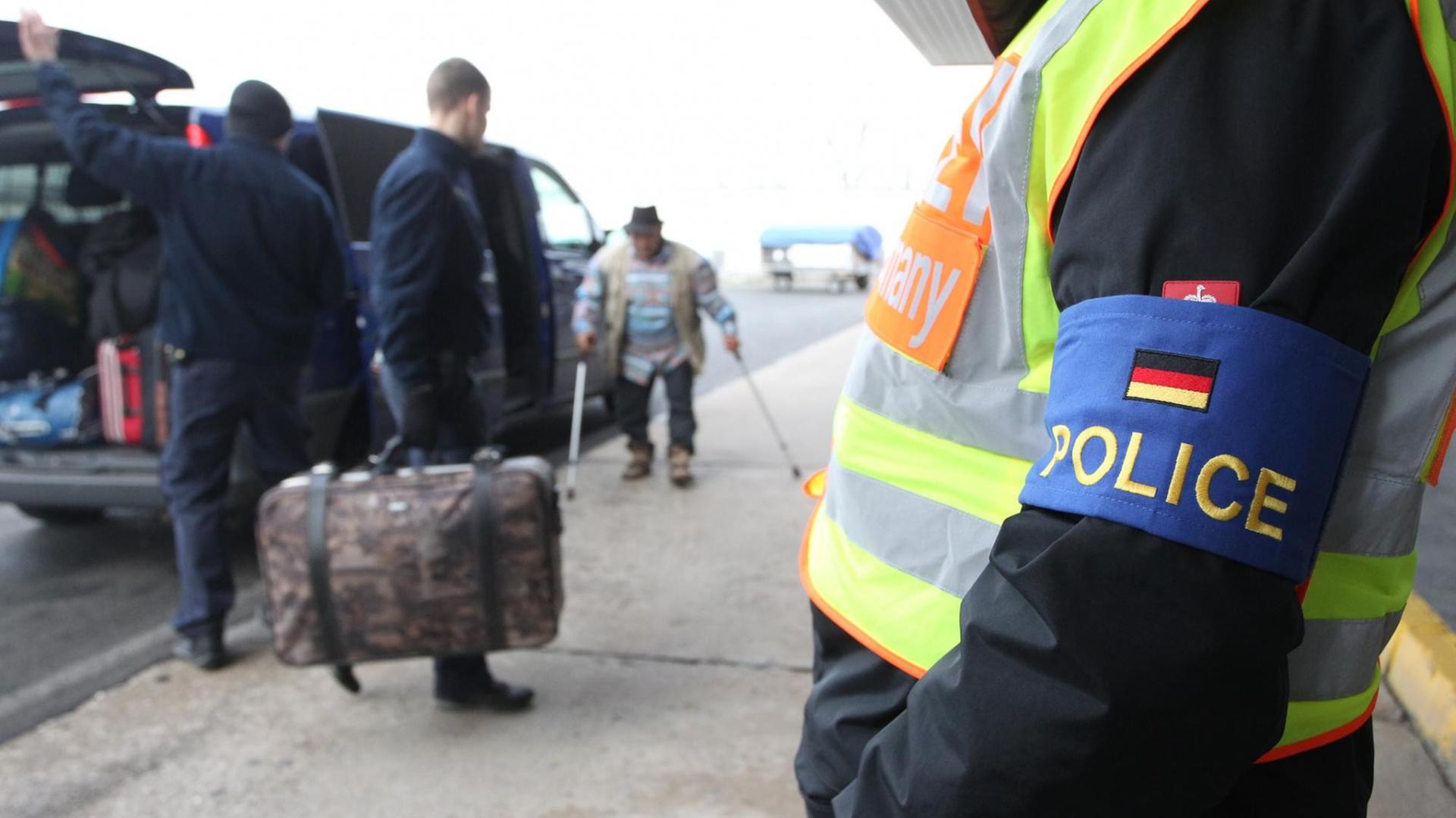 Polizisten begleiten abgelehnte Asylbewerber auf dem Flughafen Leipzig-Halle im sächsischen Schkeuditz. Polizisten begleiten abgelehnte Asylbewerber auf dem Flughafen Leipzig-Halle im sächsischen Schkeuditz.