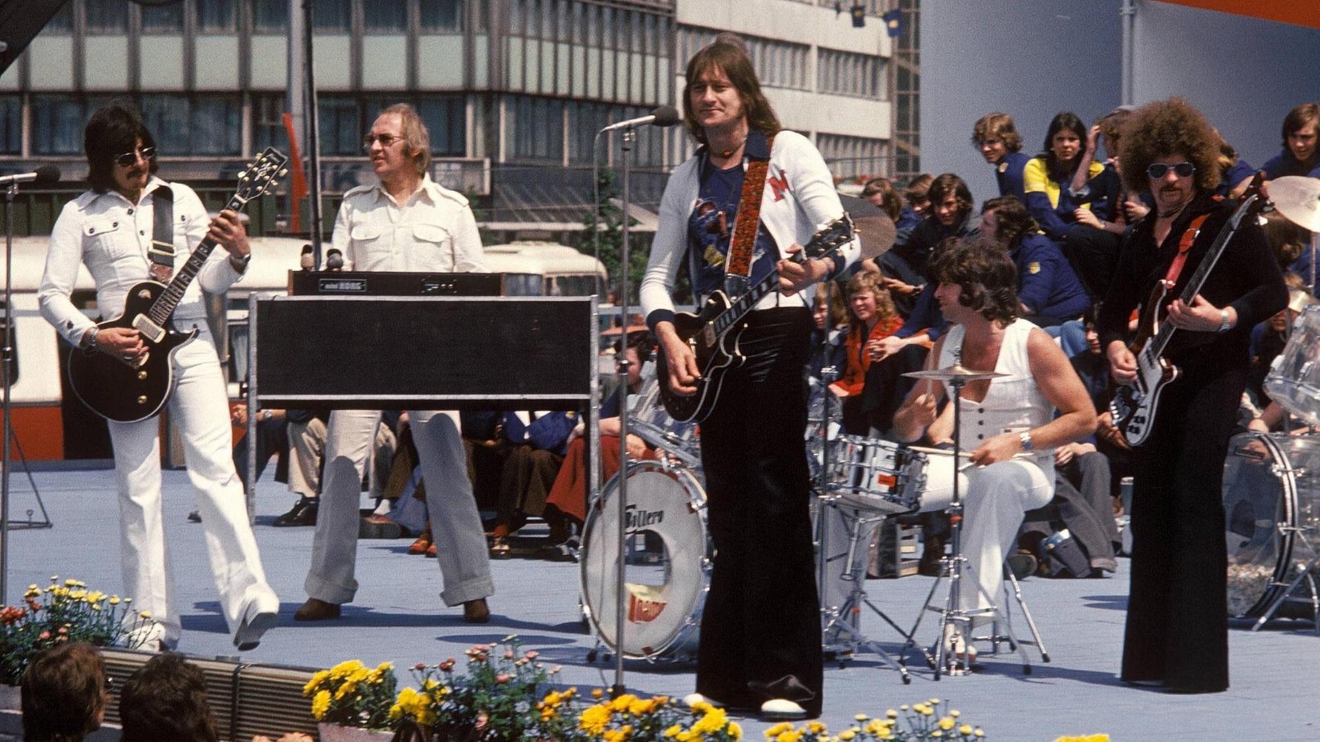 V.l.n.r.: Dieter Hertrampf, Peter Meyer, Dieter Birr, Klaus Scharfschwerdt und Harry Jeske (GDR/Die Puhdys) spielen auf dem Berliner Alexanderplatz zu den 10. Weltfestspielen (15.06.1973) V.l.n.r.: Dieter Hertrampf, Peter Meyer, Dieter Birr, Klaus Scharfschwerdt und Harry Jeske (GDR/Die Puhdys) spielen auf dem Berliner Alexanderplatz zu den 10. Weltfestspielen (15.06.1973)
