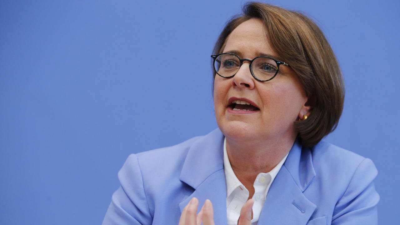 Annette Widmann-Mauz trägt den Integrationsreport im Dezember 2019 in Berlin vor Annette Widmann-Mauz trägt den Integrationsreport im Dezember 2019 in Berlin vor