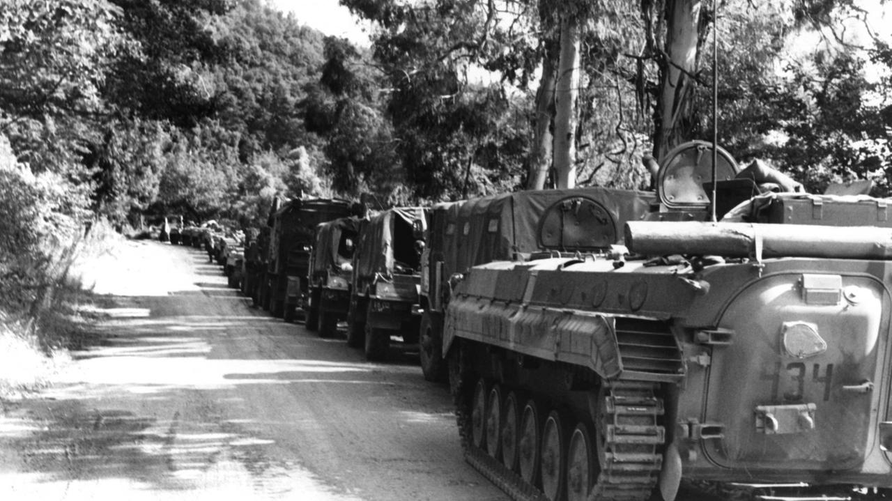 Russische Friedenstruppen erreichen im August 1994 das Kodor-Tal in Abchasien. Der blutige Kampf zwischen dem nach Autonomie strebenden Abchasien und georgischen Truppen endete am 15.04.1994 mit der Unterzeichnung eines Abkommens, das die Stationierung einer GUS-Friedenstruppe im Grenzgebiet zwischen Abchasien und Georgien vorsieht.