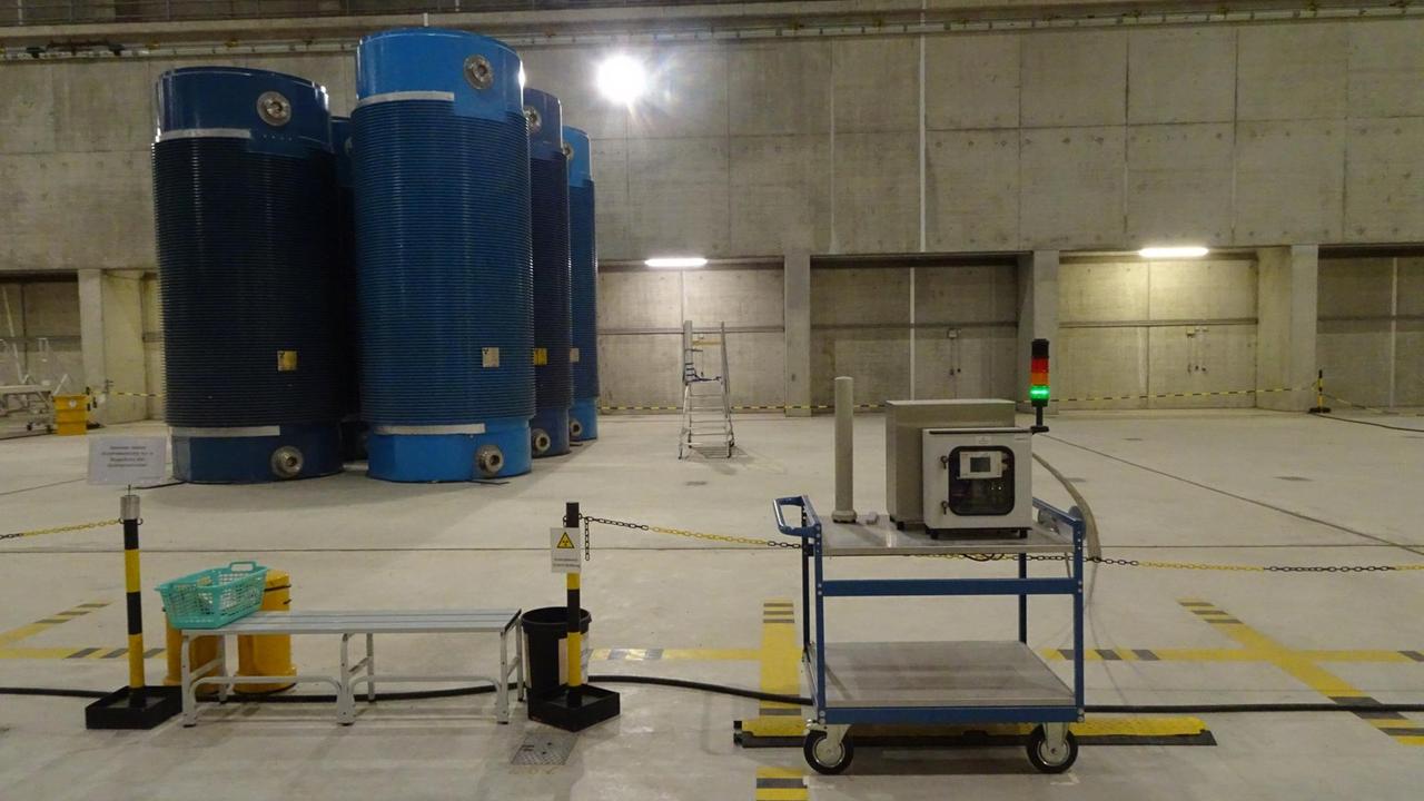 In der Halle des Zwischenlagers Ahaus: Vor dem abgesperrten Areal um die blauen Castoren steht ein Strahlenmessgerät In der Halle des Zwischenlagers Ahaus: Vor dem abgesperrten Areal um die blauen Castoren steht ein Strahlenmessgerät
