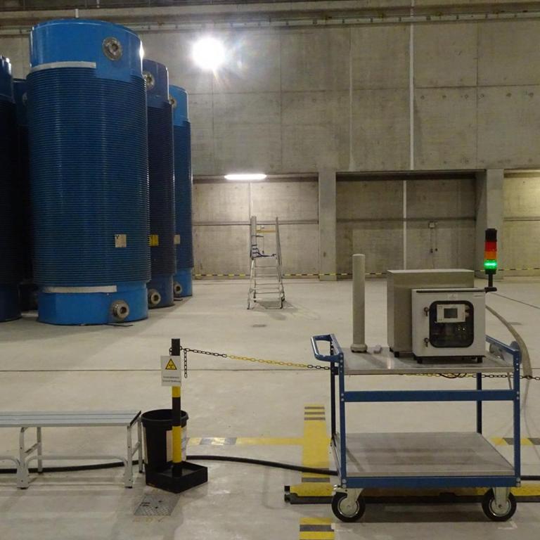 In der Halle des Zwischenlagers Ahaus: Vor dem abgesperrten Areal um die blauen Castoren steht ein Strahlenmessgerät