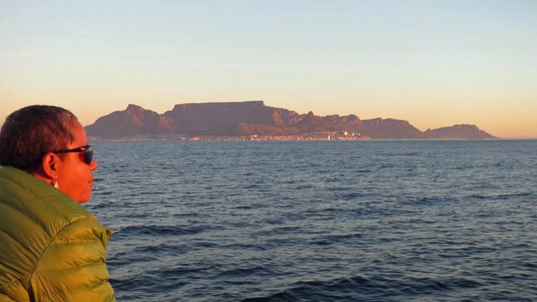 Die anglikanische Pfarrerin Rene August auf dem Schiff nach Robben Island, im Hintergrund Kapstadt mit dem Tafelberg. Die anglikanische Pfarrerin Rene August auf dem Schiff nach Robben Island, im Hintergrund Kapstadt mit dem Tafelberg.