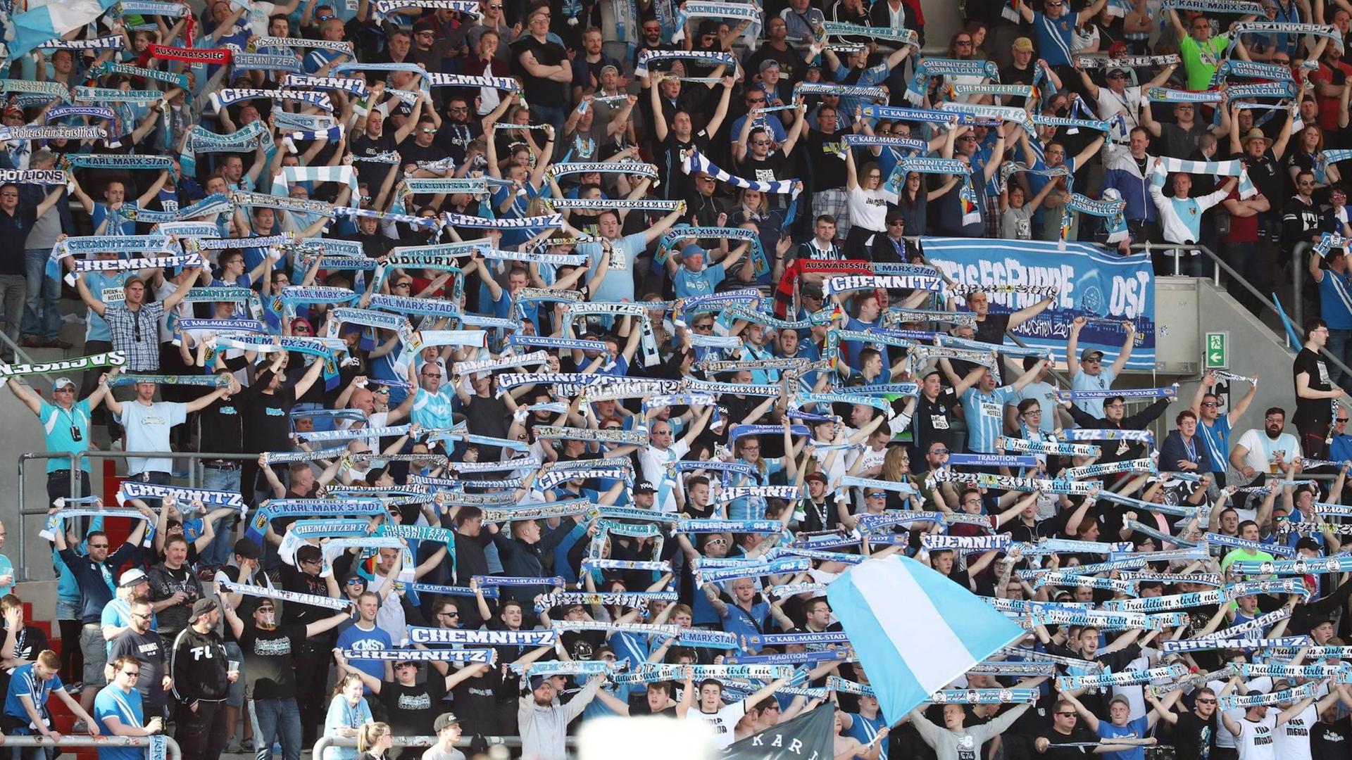 Fans des Chemnitzer FC während eines Spiels gegen Rot-Weiß Erfurt am 8. April 2018 Fans des Chemnitzer FC während eines Spiels gegen Rot-Weiß Erfurt am 8. April 2018