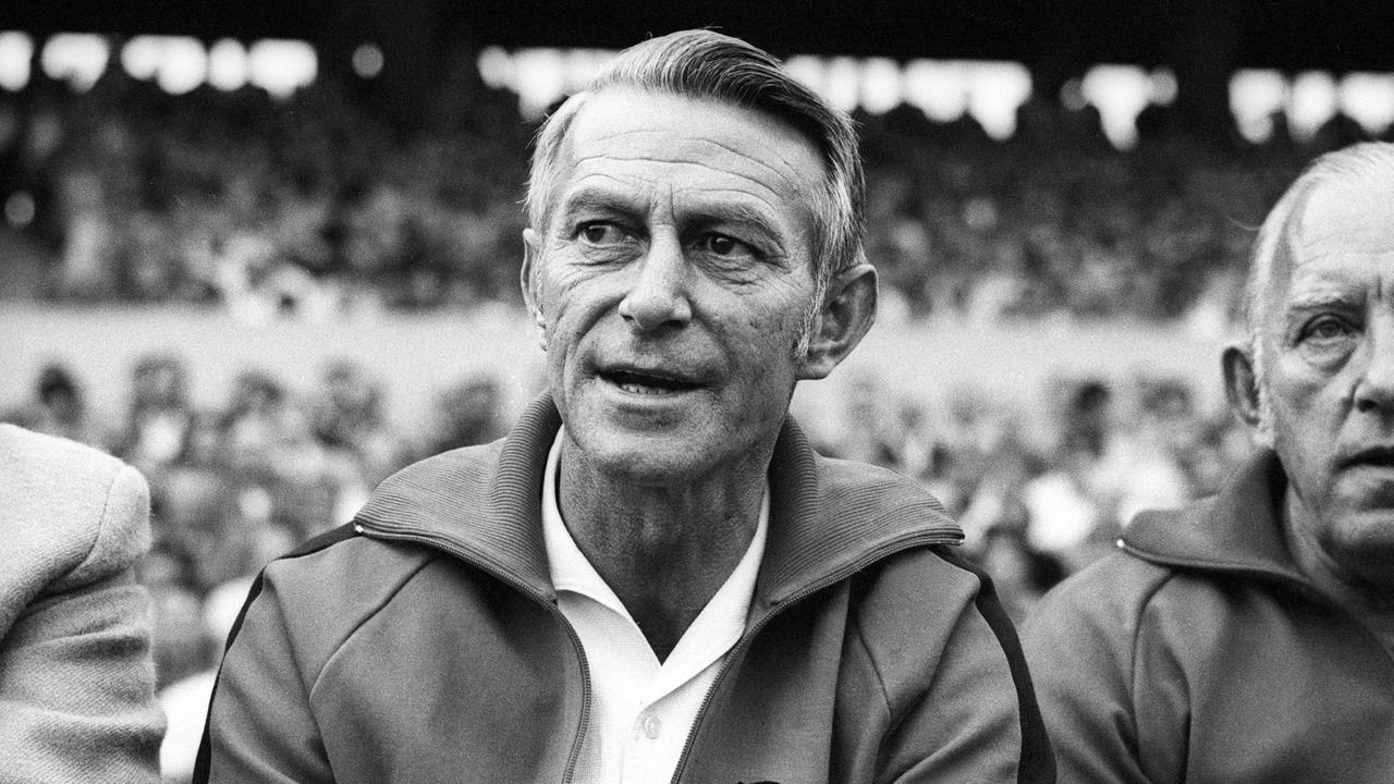 Schwarzweißporträt von Hermann Eppenhoff auf der Trainerbank im Fußballstadion bei einem Spiel seiner Mannschaft Schwarzweißporträt von Hermann Eppenhoff auf der Trainerbank im Fußballstadion bei einem Spiel seiner Mannschaft