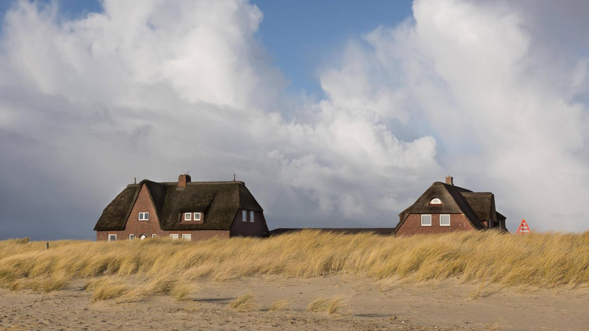 Zwei Häuser in den Dünen auf der nordfriesischen Insel Sylt, Zwei Häuser in den Dünen auf der nordfriesischen Insel Sylt,