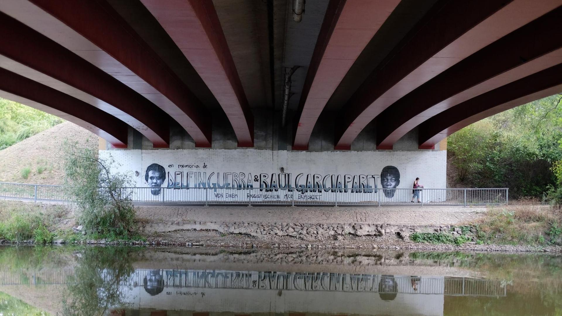 Unter einer Brücke wurde eine Mauer mit den Gesichtern und den Namen zweier kubanischer Vertragsarbeiter bemalt. Unter einer Brücke wurde eine Mauer mit den Gesichtern und den Namen zweier kubanischer Vertragsarbeiter bemalt.