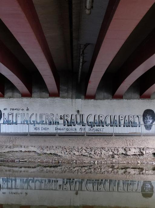 Unter einer Brücke wurde eine Mauer mit den Gesichtern und den Namen zweier kubanischer Vertragsarbeiter bemalt.