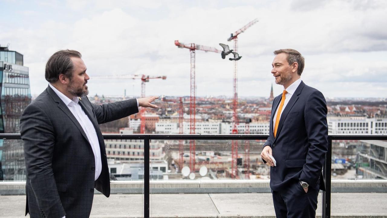 Politischer Aschermittwoch in Bayern - FDP: Der FDP-Bundesvorsitzende Christian Lindner stehtn am Rande vom Politischen Aschermittwoch der Liberalen auf einer Dachterrasse mit Daniel Föst (l), Landesvorsitzender der FDP in Bayern. Wegen der Corona-Krise findet der Aschermittwoch in diesem Jahr erstmals digital statt. Politischer Aschermittwoch in Bayern - FDP: Der FDP-Bundesvorsitzende Christian Lindner stehtn am Rande vom Politischen Aschermittwoch der Liberalen auf einer Dachterrasse mit Daniel Föst (l), Landesvorsitzender der FDP in Bayern. Wegen der Corona-Krise findet der Aschermittwoch in diesem Jahr erstmals digital statt.