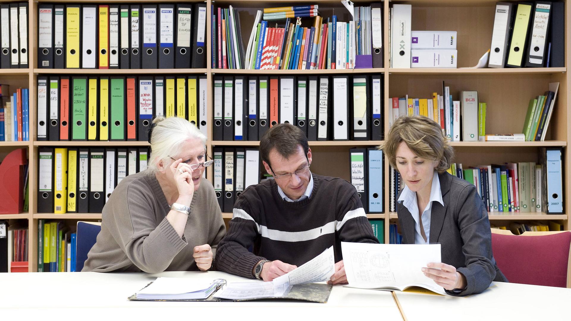 Besprechung im Lehrerzimmer Besprechung im Lehrerzimmer