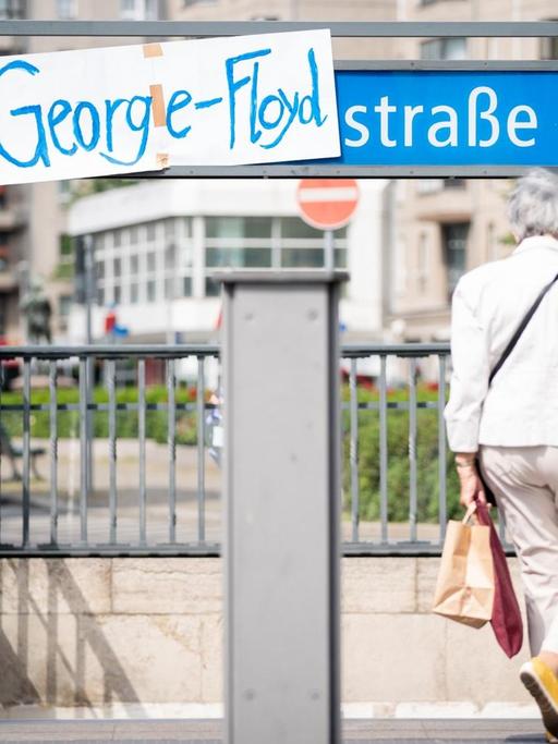 An der U-Bahnhaltestelle Mohrenstraße in Berlin-Mitte hängt auf dem U-Bahn-Halstestellenschild ein Plakat mit der Aufschrift "George-Floyd".