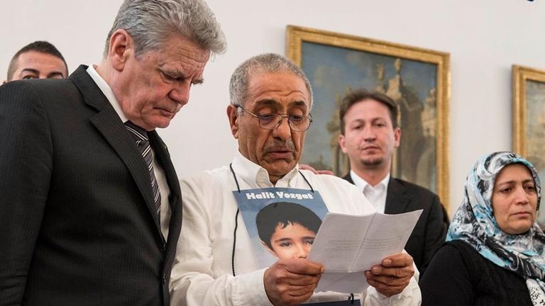 Joachim Gauck und Ismail Yozgat, Vater von Halil Yozgat, der in Kassel einem NSU-Mordanschlag zum Opfer fiel Joachim Gauck und Ismail Yozgat, Vater von Halil Yozgat, der in Kassel einem NSU-Mordanschlag zum Opfer fiel