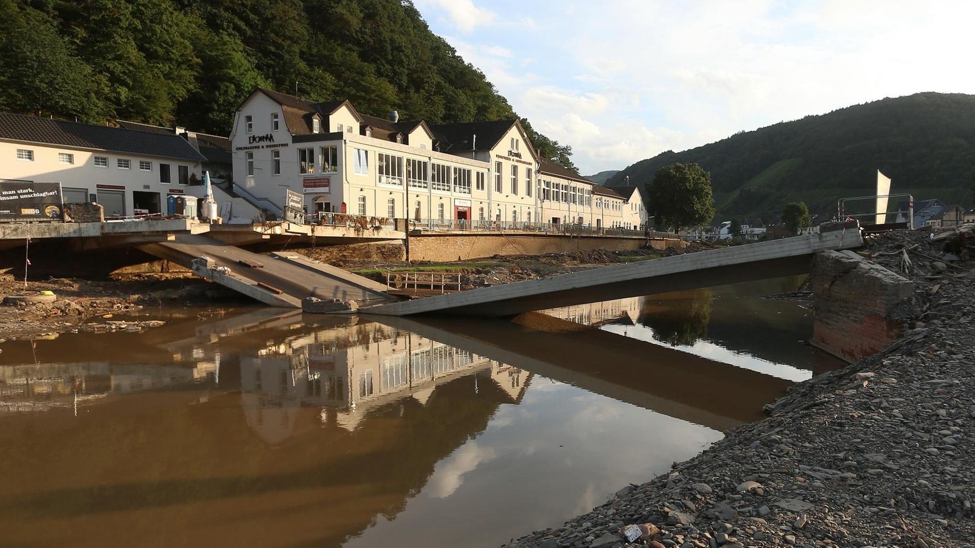 Im Landkreis Ahrweiler liegt eine Zerstörte Brücke in der Ahr. Extremer Starkregen hatte am 14. und 15. Juli an der Ahr im Norden von Rheinland-Pfalz eine Flutwelle ausgelöst und weite Teile des Tals unter Wasser gesetzt. Im Landkreis Ahrweiler liegt eine Zerstörte Brücke in der Ahr. Extremer Starkregen hatte am 14. und 15. Juli an der Ahr im Norden von Rheinland-Pfalz eine Flutwelle ausgelöst und weite Teile des Tals unter Wasser gesetzt.