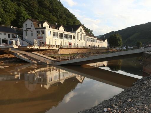 Im Landkreis Ahrweiler liegt eine Zerstörte Brücke in der Ahr. Extremer Starkregen hatte am 14. und 15. Juli an der Ahr im Norden von Rheinland-Pfalz eine Flutwelle ausgelöst und weite Teile des Tals unter Wasser gesetzt.
