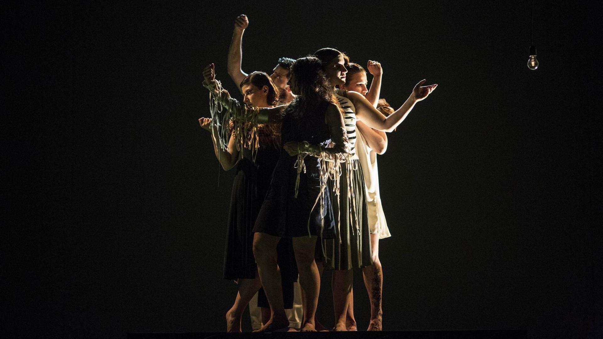 Szene aus dem Stück "Metamorphoses" auf dem Athens & Epidaurus Festival. Szene aus dem Stück "Metamorphoses" auf dem Athens & Epidaurus Festival.