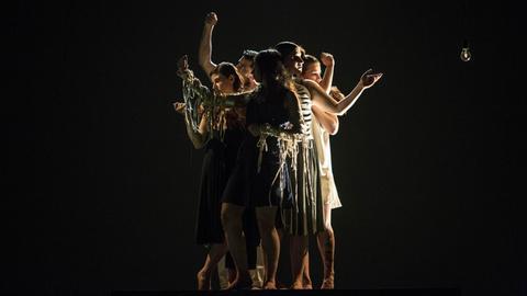 Szene aus dem Stück "Metamorphoses" auf dem Athens & Epidaurus Festival.