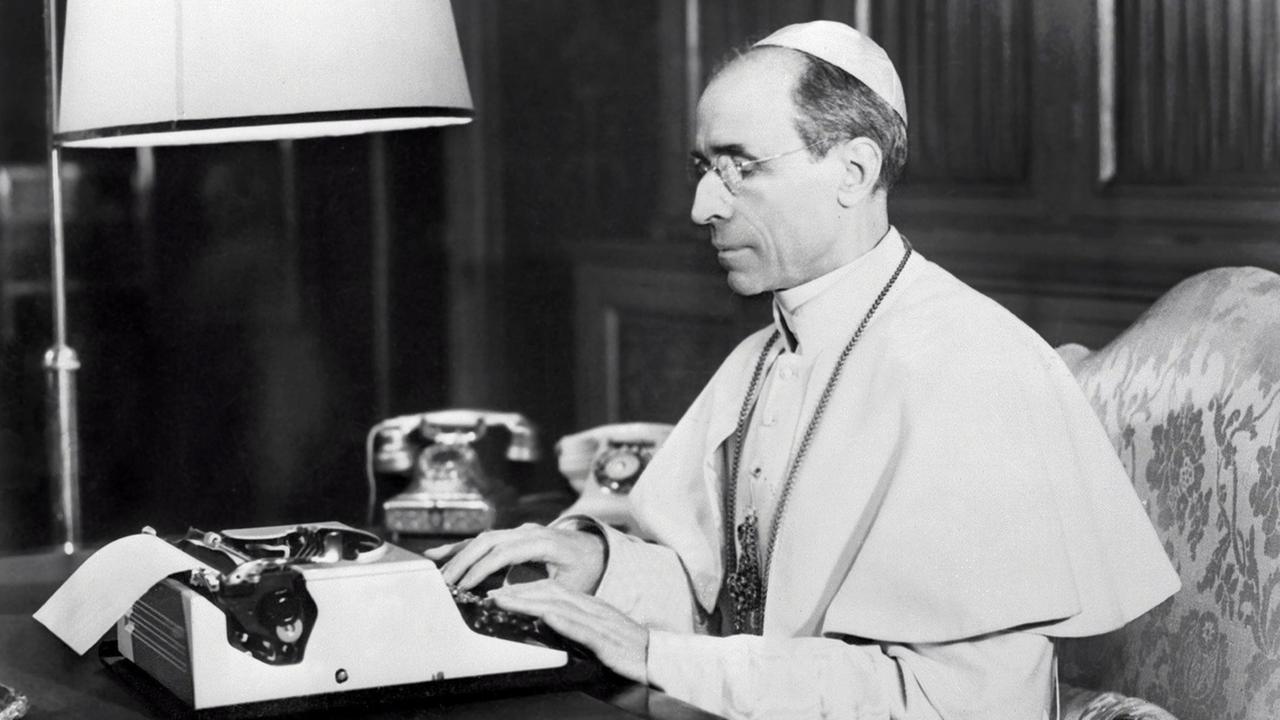 Papst Pius XII.sitzt am Schreibtisch (undatiertes Foto). Papst Pius XII.sitzt am Schreibtisch (undatiertes Foto).
