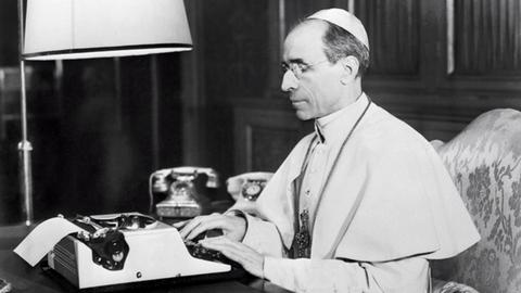 Papst Pius XII.sitzt am Schreibtisch (undatiertes Foto).