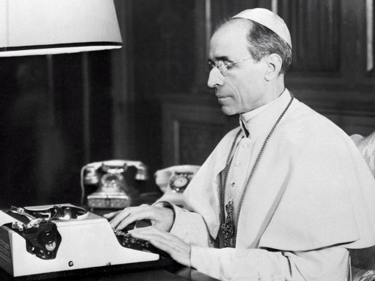 Papst Pius XII.sitzt am Schreibtisch (undatiertes Foto).