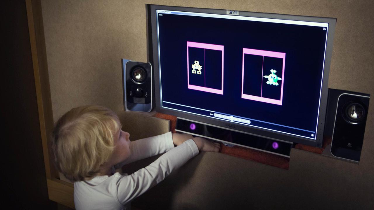 Ein Kind vor einem Computer im Babylab in Genf, in dem die sprachliche Entwicklung von Kindern untersucht wird. Ein Kind vor einem Computer im Babylab in Genf, in dem die sprachliche Entwicklung von Kindern untersucht wird.