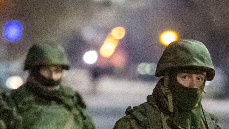 Eine Gruppe von maskierten Soldaten. Eine Gruppe von maskierten Soldaten.