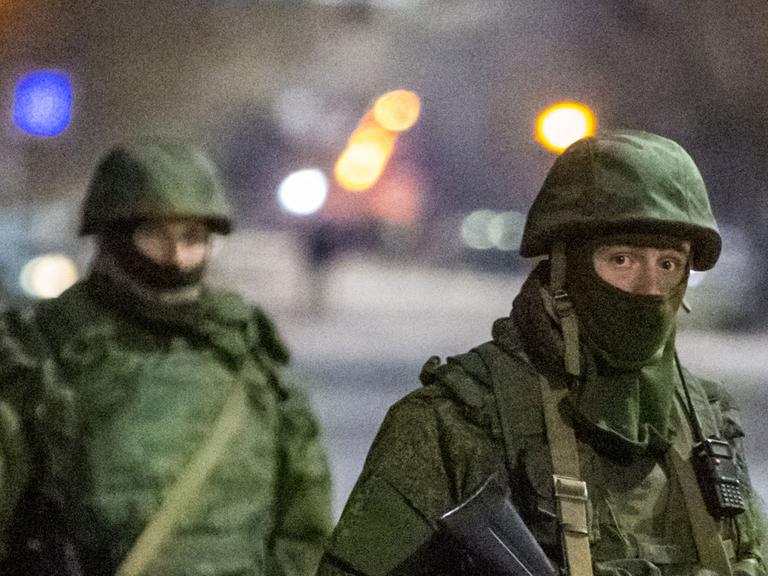 Eine Gruppe von maskierten Soldaten. Eine Gruppe von maskierten Soldaten.
