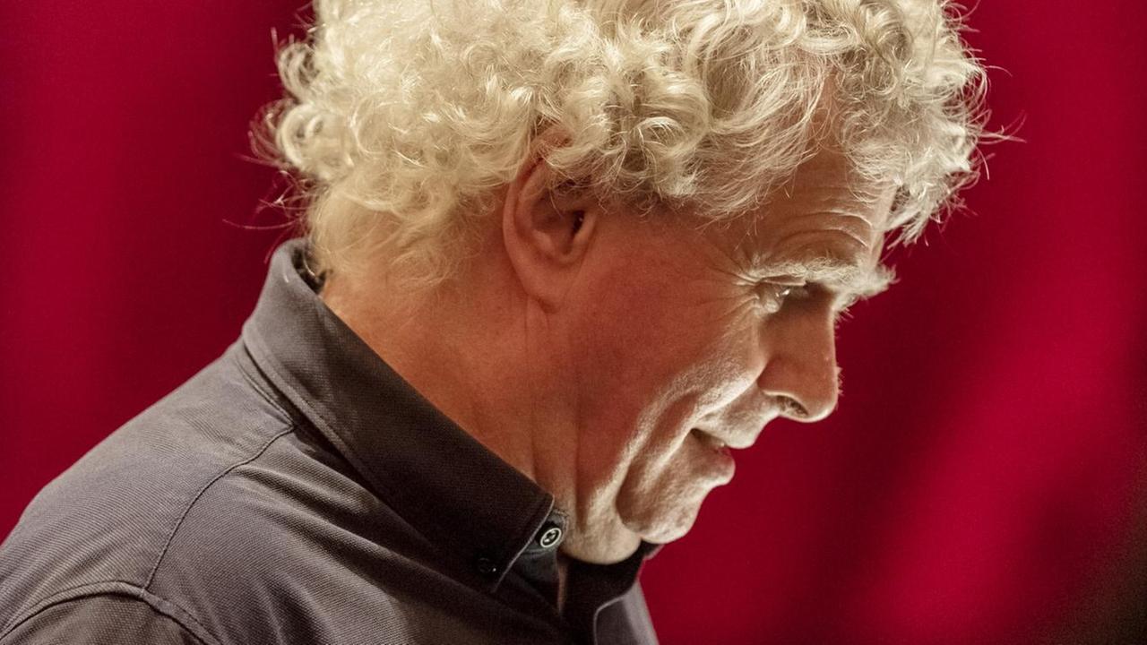 Nahaufnahme des britischen Dirigenten Sir Simon Rattle während einer Pause in der letzten Generalprobe vor der Saisonwiederaufnahme der Metropolitan Opera/Robert Carsen-Produktion von 'Der Rosenkavalier' (von Richard Strauss) im Lincoln Center's Metropolitan Opera House, New York, New York, 10. Dezember 2019. Nahaufnahme des britischen Dirigenten Sir Simon Rattle während einer Pause in der letzten Generalprobe vor der Saisonwiederaufnahme der Metropolitan Opera/Robert Carsen-Produktion von 'Der Rosenkavalier' (von Richard Strauss) im Lincoln Center's Metropolitan Opera House, New York, New York, 10. Dezember 2019.
