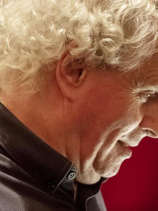 Nahaufnahme des britischen Dirigenten Sir Simon Rattle während einer Pause in der letzten Generalprobe vor der Saisonwiederaufnahme der Metropolitan Opera/Robert Carsen-Produktion von 'Der Rosenkavalier' (von Richard Strauss) im Lincoln Center's Metropolitan Opera House, New York, New York, 10. Dezember 2019.
