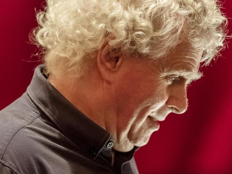 Nahaufnahme des britischen Dirigenten Sir Simon Rattle während einer Pause in der letzten Generalprobe vor der Saisonwiederaufnahme der Metropolitan Opera/Robert Carsen-Produktion von 'Der Rosenkavalier' (von Richard Strauss) im Lincoln Center's Metropolitan Opera House, New York, New York, 10. Dezember 2019.