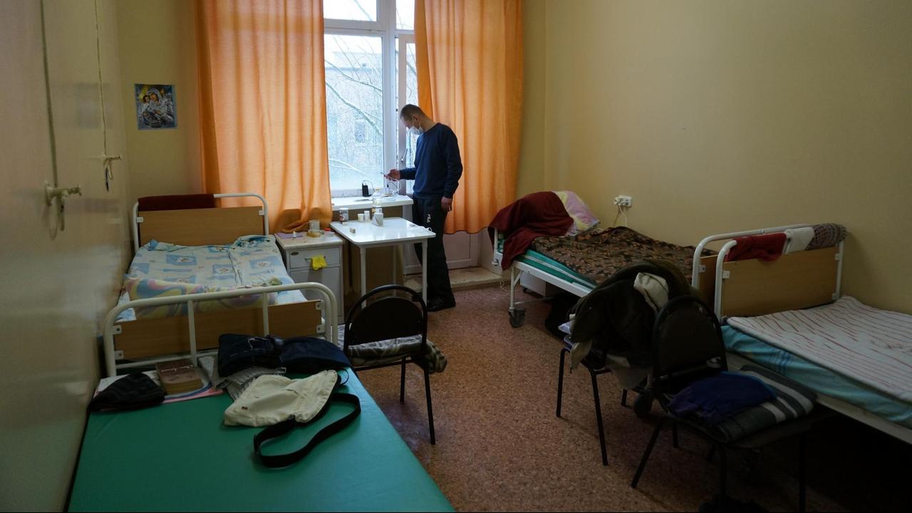 Tuberkulosepatient Vadim in seinem Krankenzimmer - sein Smartphone ist momentan die einzige Kontakt- und Unterhaltungsmöglichkeit Tuberkulosepatient Vadim in seinem Krankenzimmer - sein Smartphone ist momentan die einzige Kontakt- und Unterhaltungsmöglichkeit