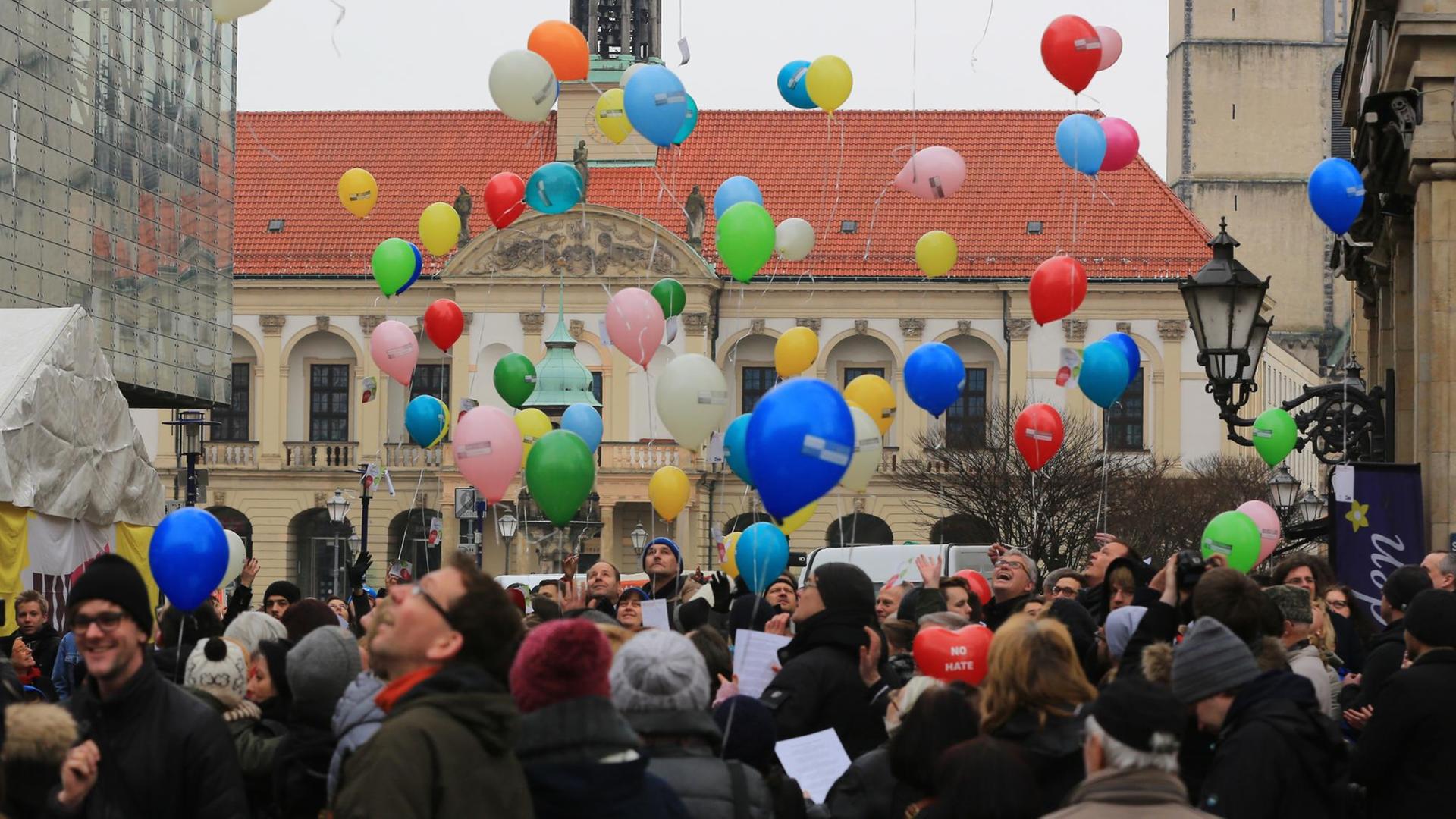 Besucher stehen am 21.01.2017 in Magdeburg (Sachsen-Anhalt) mit Luftballons auf der 9. "Meile der Demokratie" . Mit zahlreichen Veranstaltungen wird der Bombardierung Magdeburgs am 16. Januar 1945 gedacht. Foto: Peter Gercke/dpa-Zentralbild/dpa | Verwendung weltweit Besucher stehen am 21.01.2017 in Magdeburg (Sachsen-Anhalt) mit Luftballons auf der 9. "Meile der Demokratie" . Mit zahlreichen Veranstaltungen wird der Bombardierung Magdeburgs am 16. Januar 1945 gedacht. Foto: Peter Gercke/dpa-Zentralbild/dpa | Verwendung weltweit